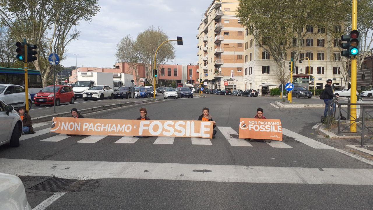 Ultima Generazione, nuovo blocco del traffico a Roma: interviene la polizia - Video