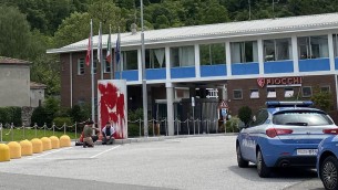 Ultima Generazione, vernice rossa su sede Fiocchi Munizioni a Lecco e striscione 'Palestina libera'
