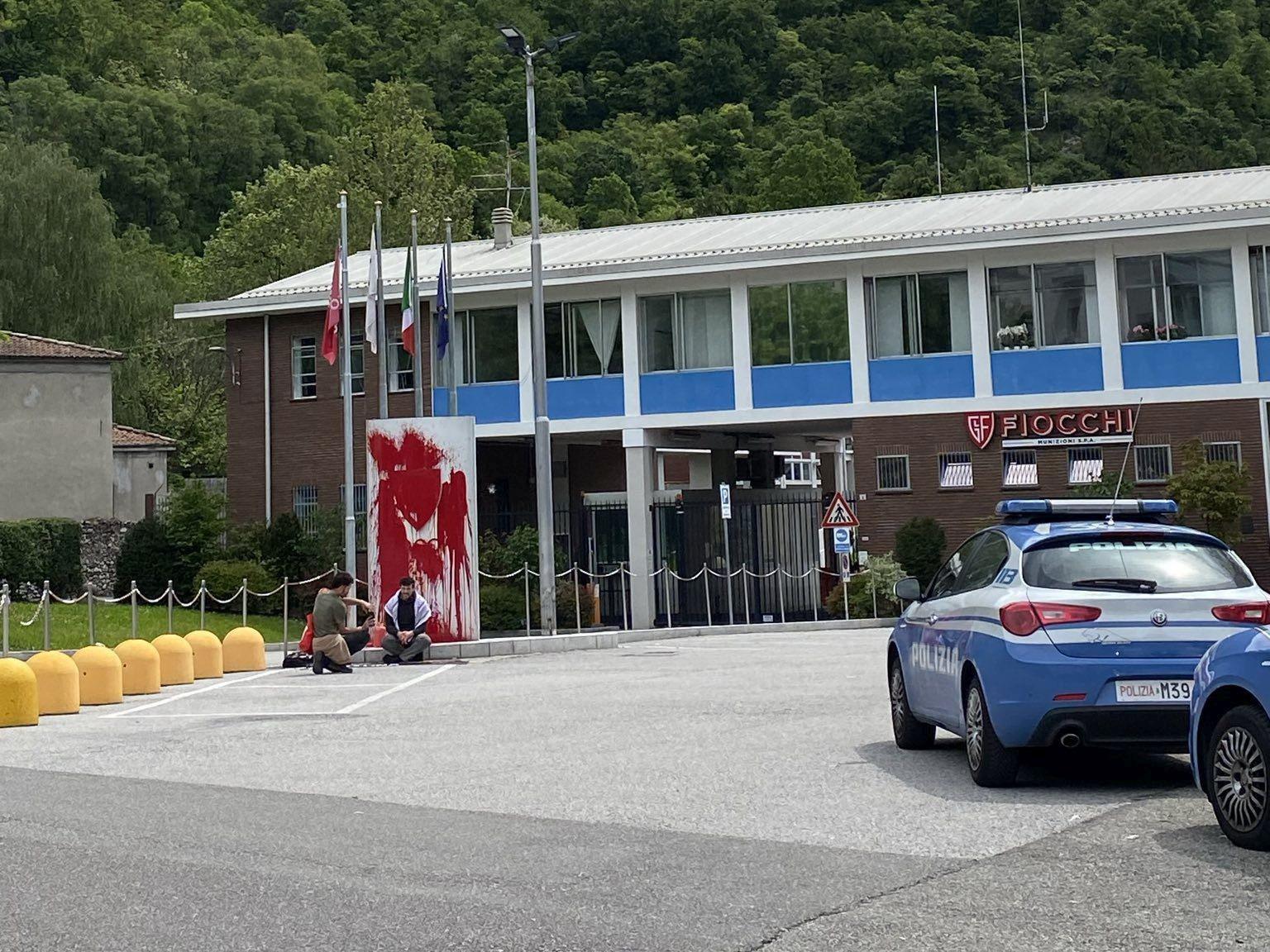 Ultima Generazione, vernice rossa su sede Fiocchi Munizioni a Lecco e striscione 'Palestina libera'