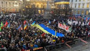 un migliaio alla Scala di Milano per dire no alla guerra in Ucraina