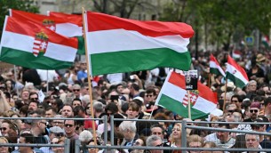 Ungheria, decine di migliaia in piazza contro il governo Orban