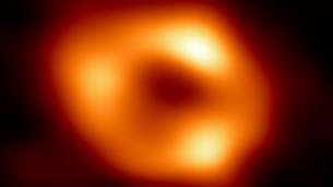 Universo, svelata la prima immagine del buco nero al centro della Via Lattea