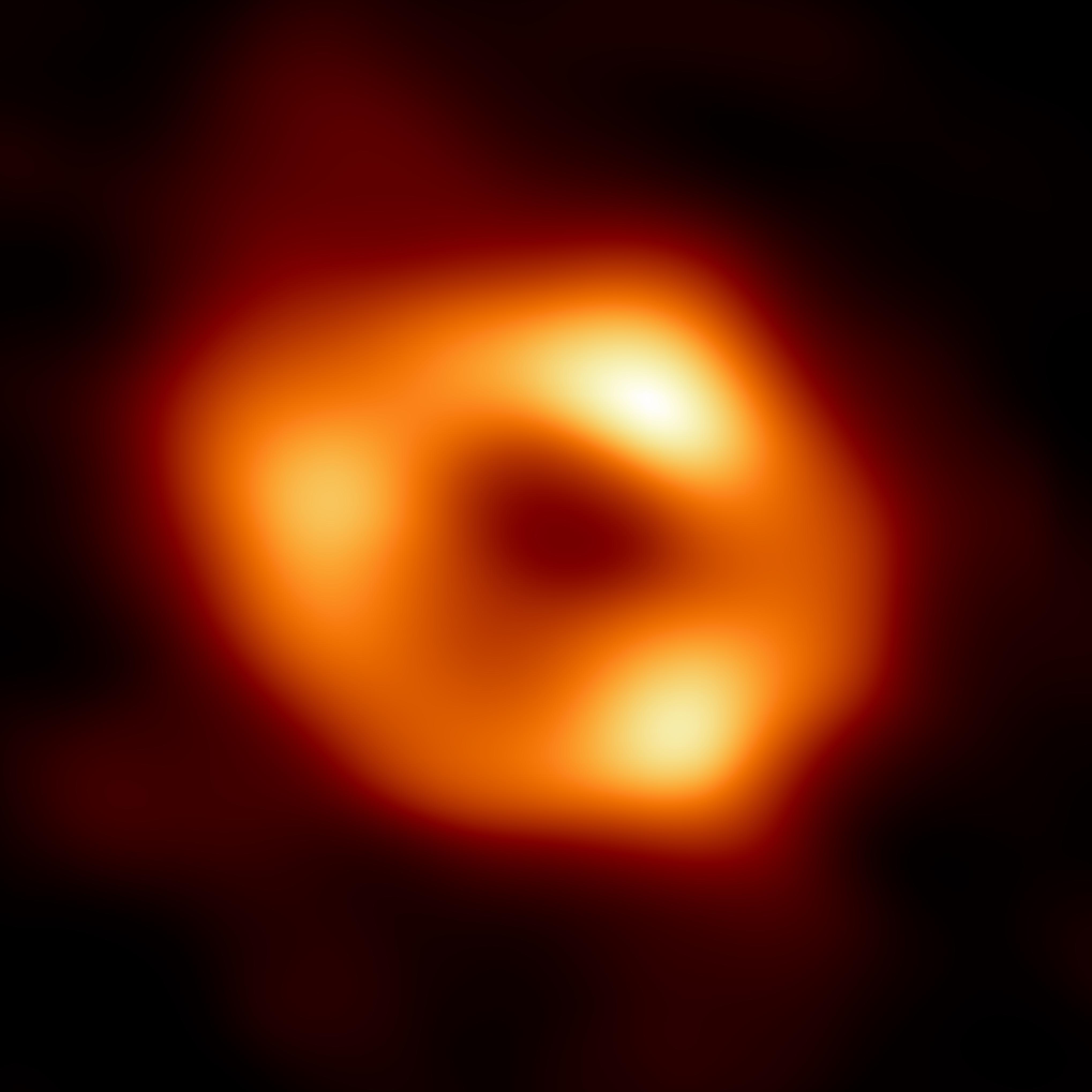 Universo, svelata la prima immagine del buco nero al centro della Via Lattea