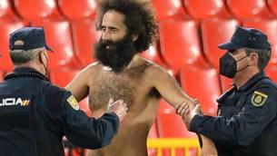 Uomo nudo in campo, invasione durante Granada-United