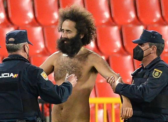 Uomo nudo in campo, invasione durante Granada-United