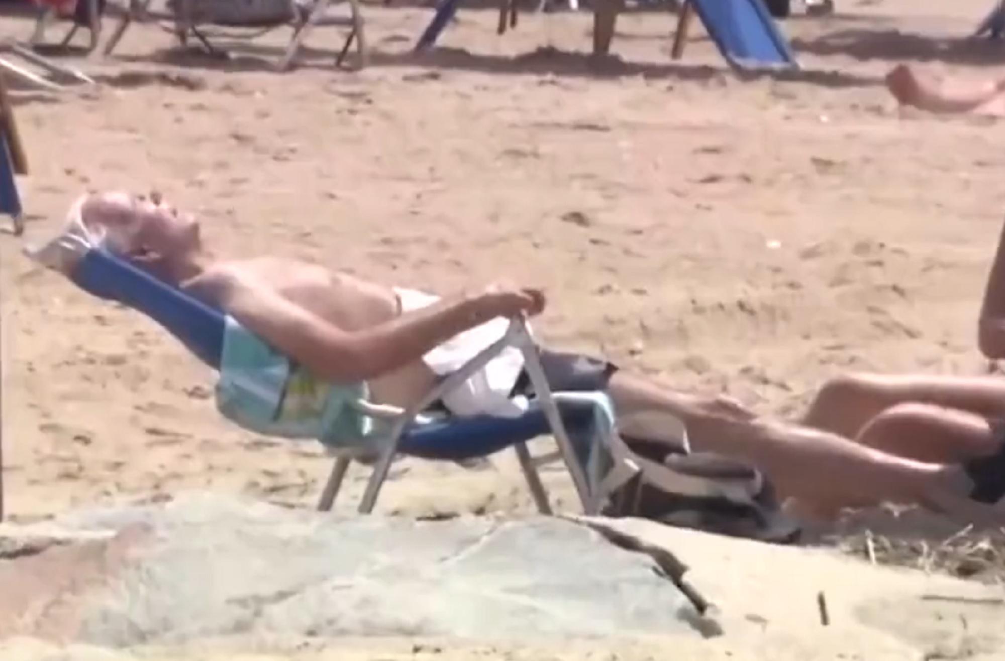 Usa, Biden si rilassa in spiaggia