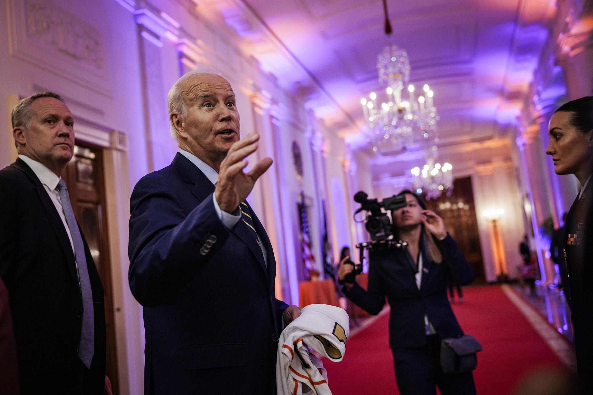 Usa-Cina, tensione sugli investimenti tech: la mossa di Biden, l'ira di Pechino