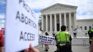 Usa, corte suprema revoca restrizioni su pillola abortiva