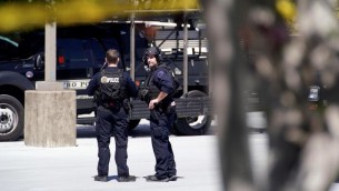 Usa, il pallone finisce in giardino: spara a bimba e padre