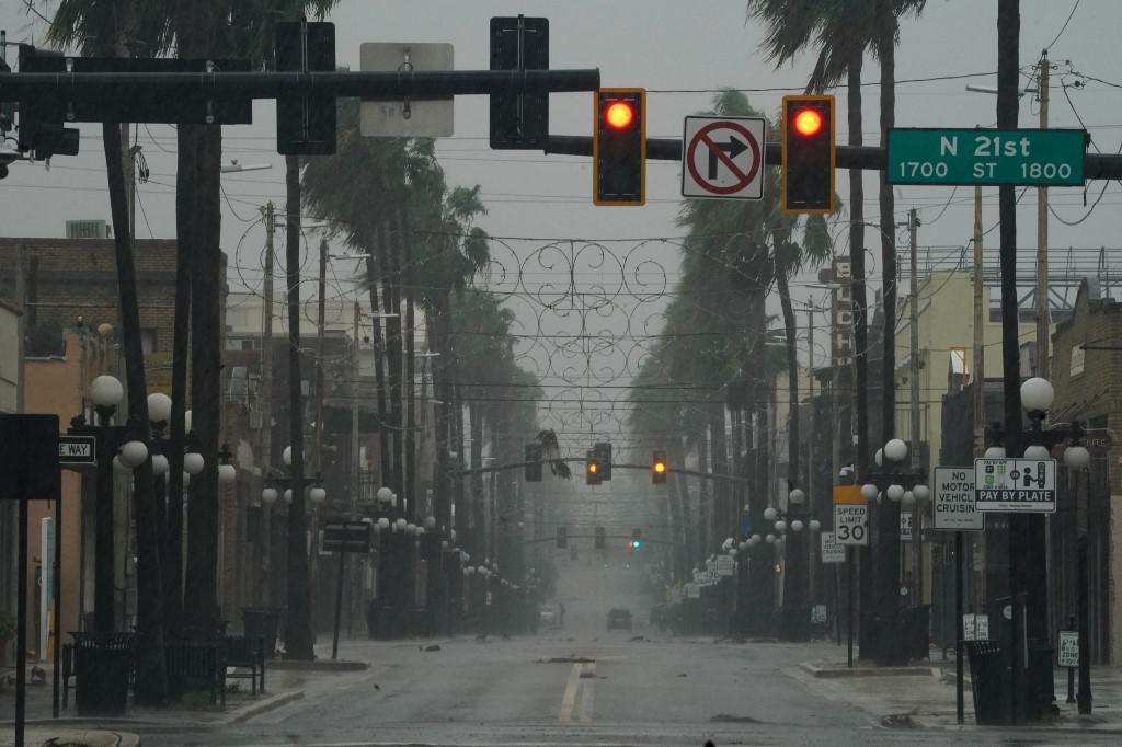 Usa, l'uragano Ian arriva in Florida: "Tempesta catastrofica"