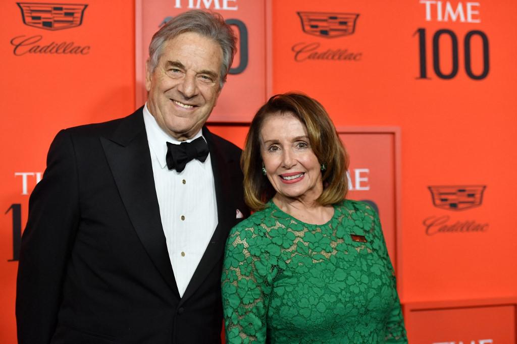 Usa, marito Pelosi aggredito in casa da uomo con martello