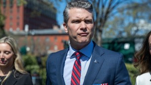 Usa, nuova bufera su Hegseth: ha condiviso piani di guerra in chat con moglie e fratello