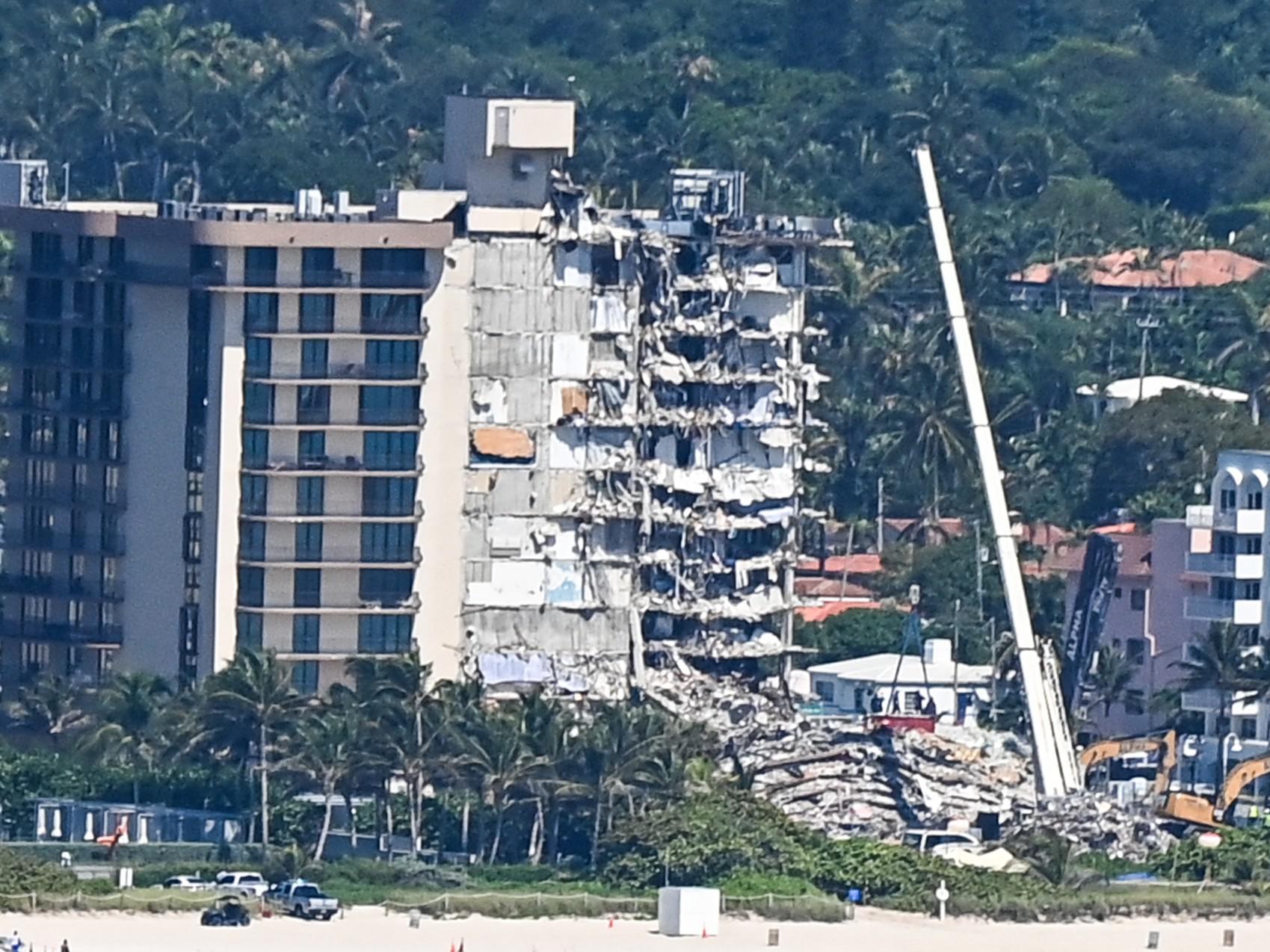 Usa, palazzo crollato a Miami: 12 morti e ancora 149 dispersi