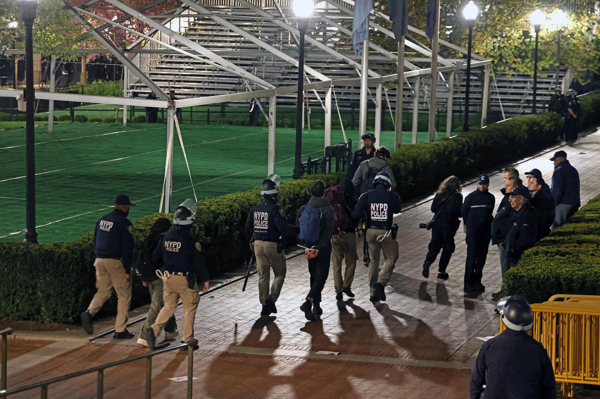 Usa, proteste pro Palestina alla Columbia: irruzione della polizia, 100 arresti