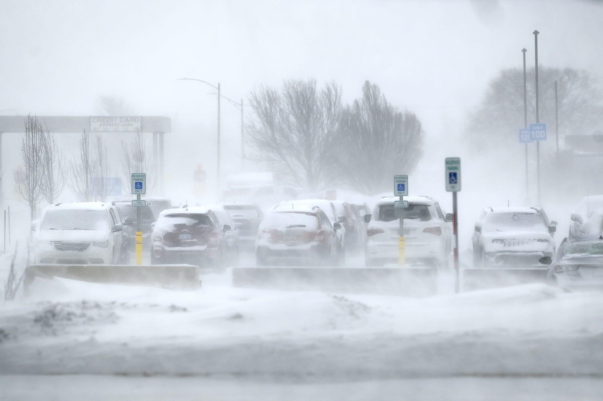 Usa sommersi dalla neve, almeno 37 morti in bufera di Natale