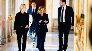Usa-Ue, Meloni porta Vance e von der Leyen al tavolo: "Passo avanti per unità Occidente"