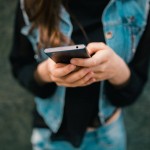 Usare i social deprime i teenager, l'alert in uno studio