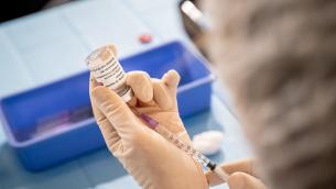 Vaccini 12-15 anni, favorevoli 7 italiani su 10: sondaggio Emg/Adnkronos