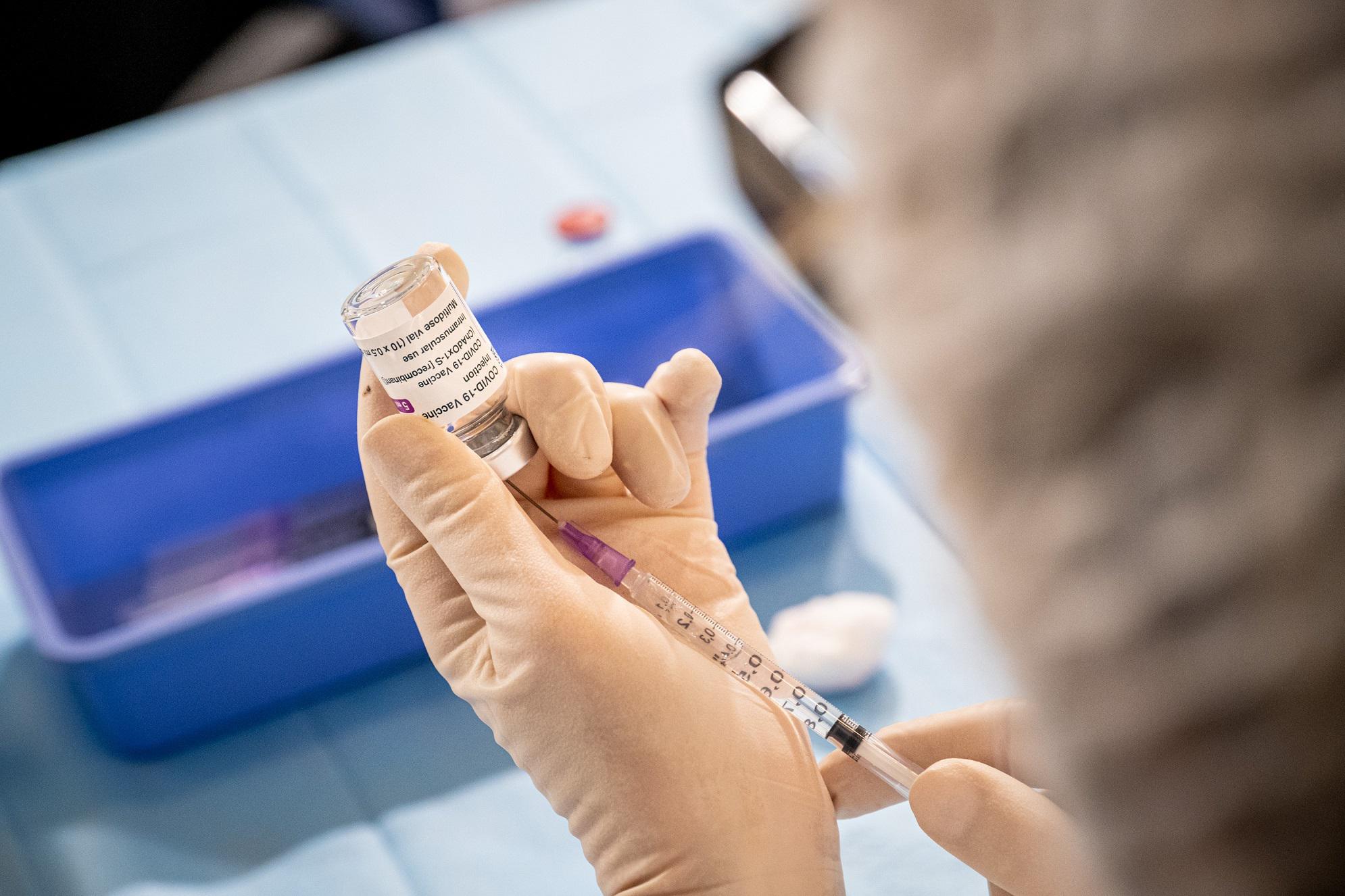 Vaccini 12-15 anni, favorevoli 7 italiani su 10: sondaggio Emg/Adnkronos