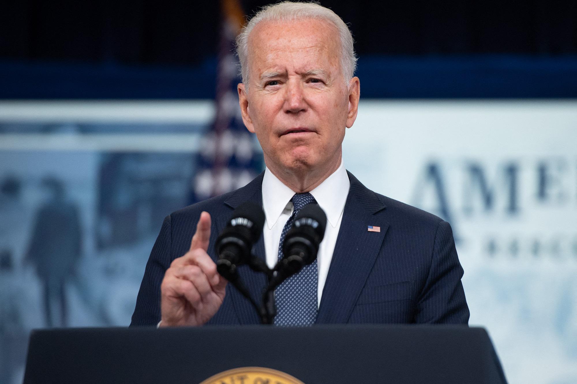 Vaccini, Biden contro social: "Uccidono gente con disinformazione"