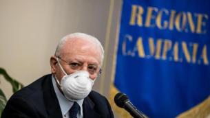 Vaccini Campania, De Luca: "Zero meriti commissario, da Stato solo banchi"