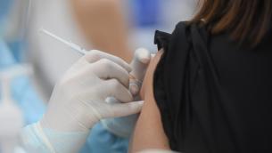 Vaccini Covid, 16 eventi gravi ogni 100mila dosi: rapporto Aifa