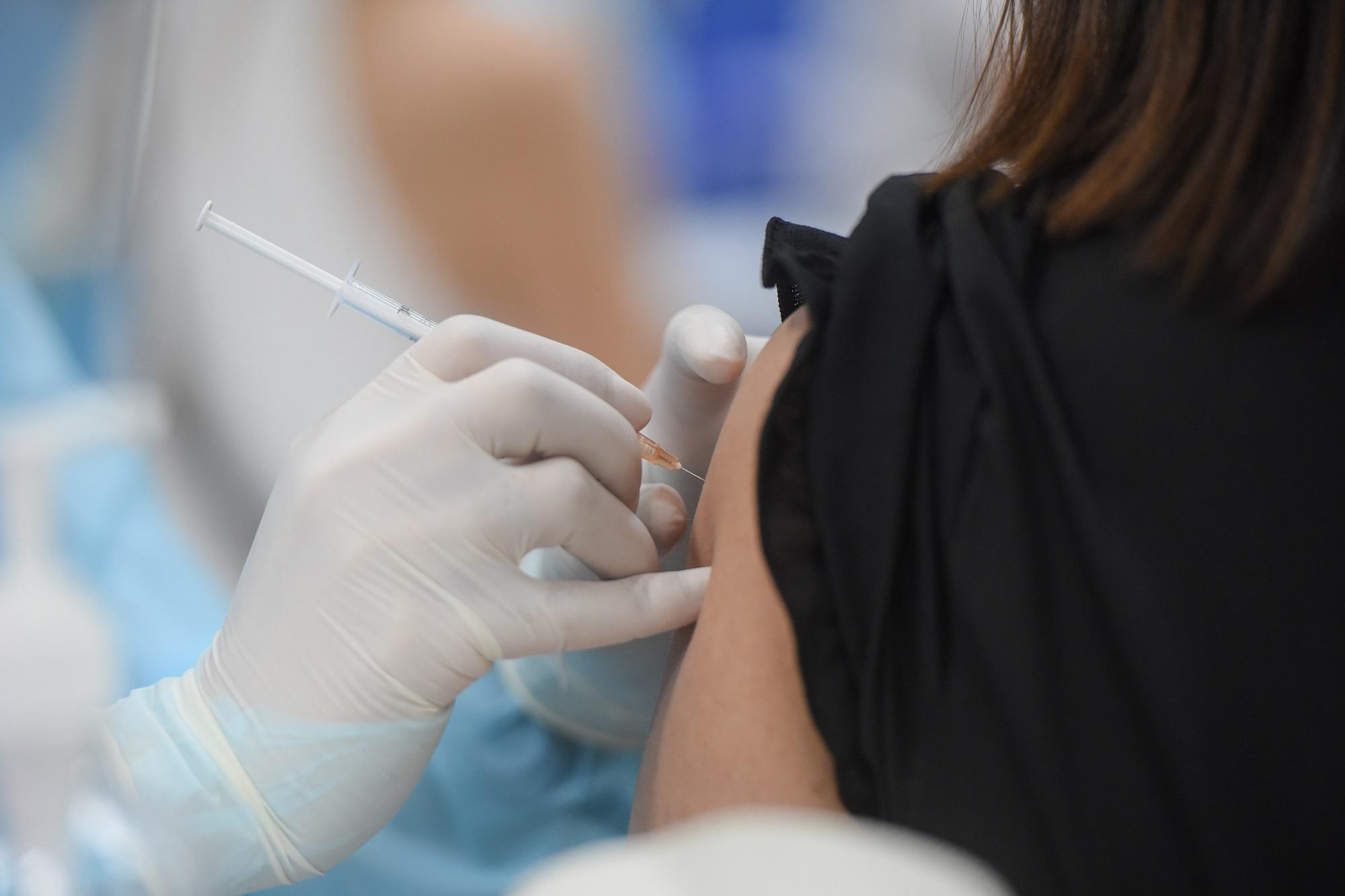 Vaccini Covid, 16 eventi gravi ogni 100mila dosi: rapporto Aifa