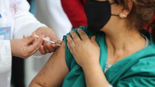 Vaccini, doppia dose efficace al 96,82% contro i decessi