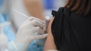 Vaccini, esperti: "Non solo per bimbi e fragili ma standard per invecchiare in salute"