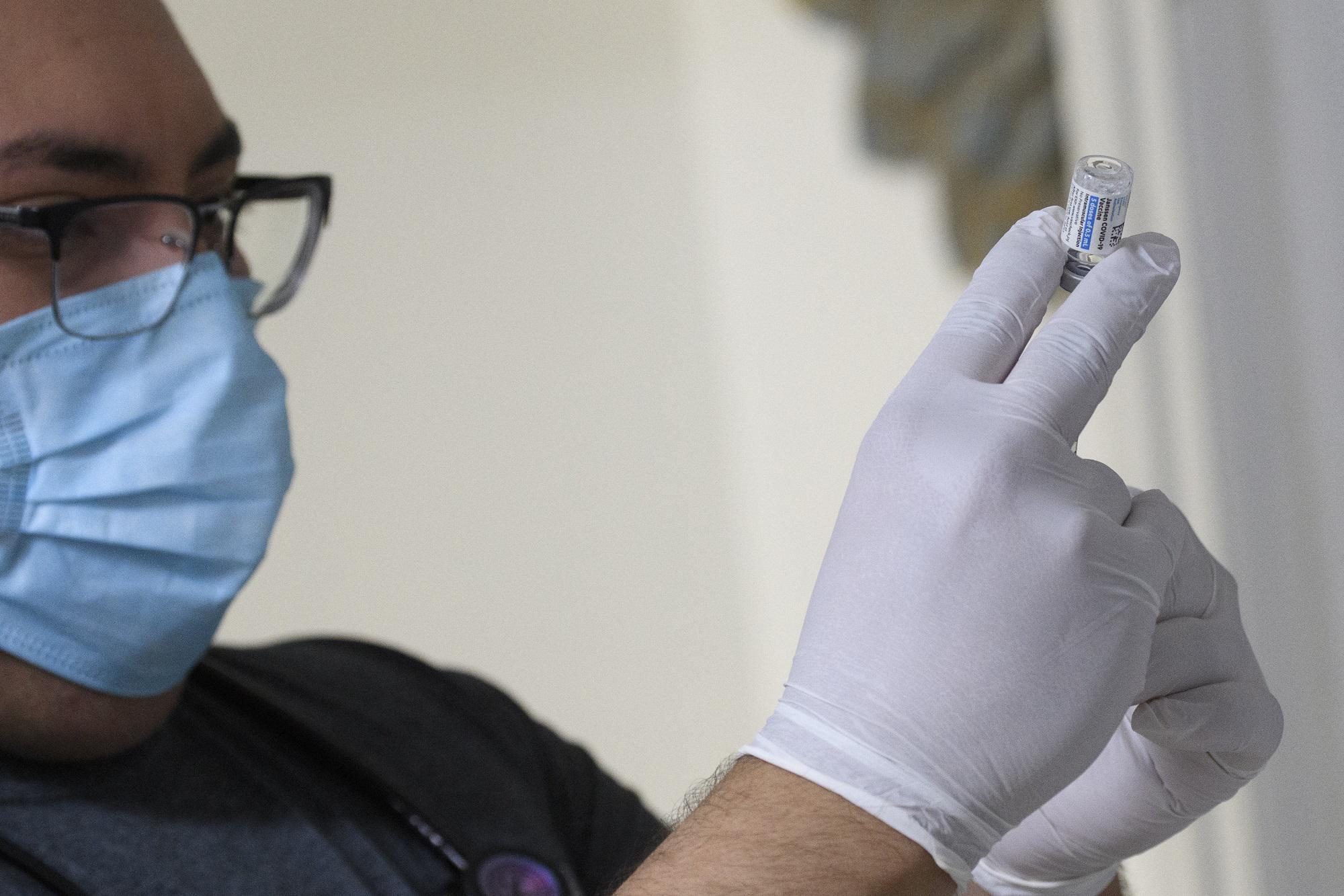 Vaccini Italia, Costa: "Verso 1 milione di dosi al giorno a giugno"