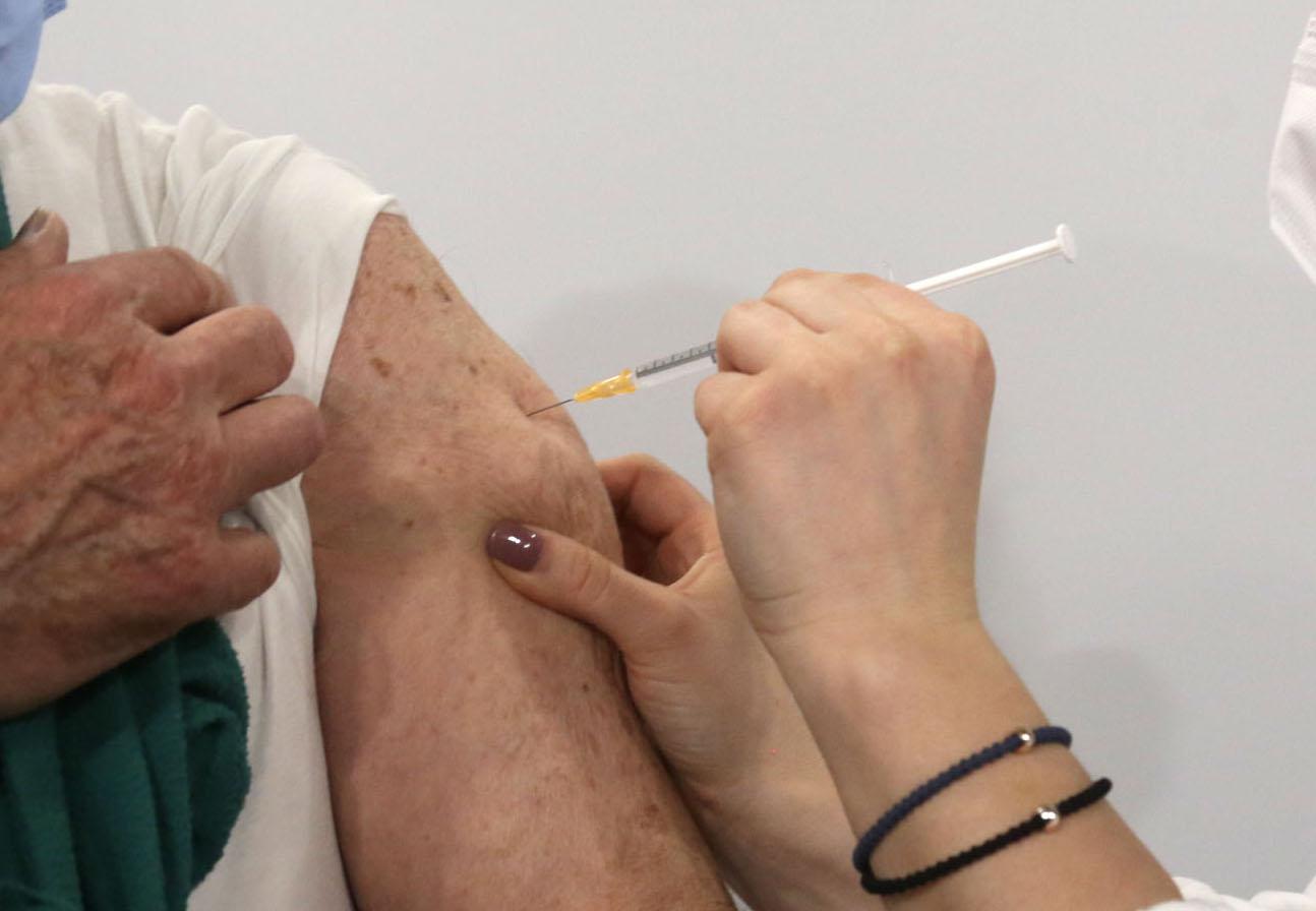 Vaccini Lombardia, da giovedì 27 al via prenotazioni 30-39enni