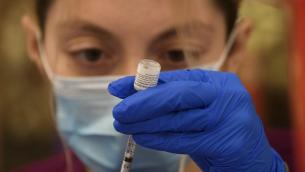Vaccini, Ue: in settimana metà adulti immunizzati con prima dose