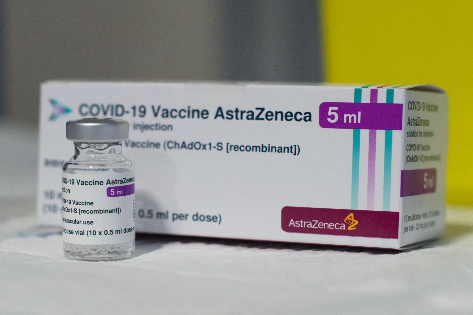 Vaccino Astrazeneca cambia nome, ora si chiama Vaxzevria