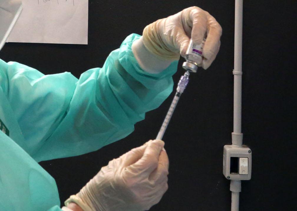 Vaccino AstraZeneca, ecco i sintomi da riferire al medico
