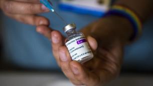 Vaccino AstraZeneca, sospetti Ue: "Dosi destinate a noi a Gb"