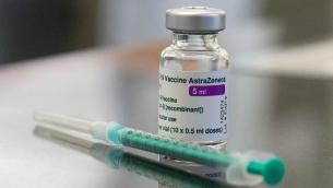 Vaccino AstraZeneca, trovata causa rare trombosi: lo studio