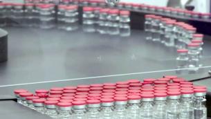 Vaccino covid AstraZeneca, Aifa vieta un lotto in Italia