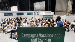 Vaccino covid con siringa senza ago: come funziona