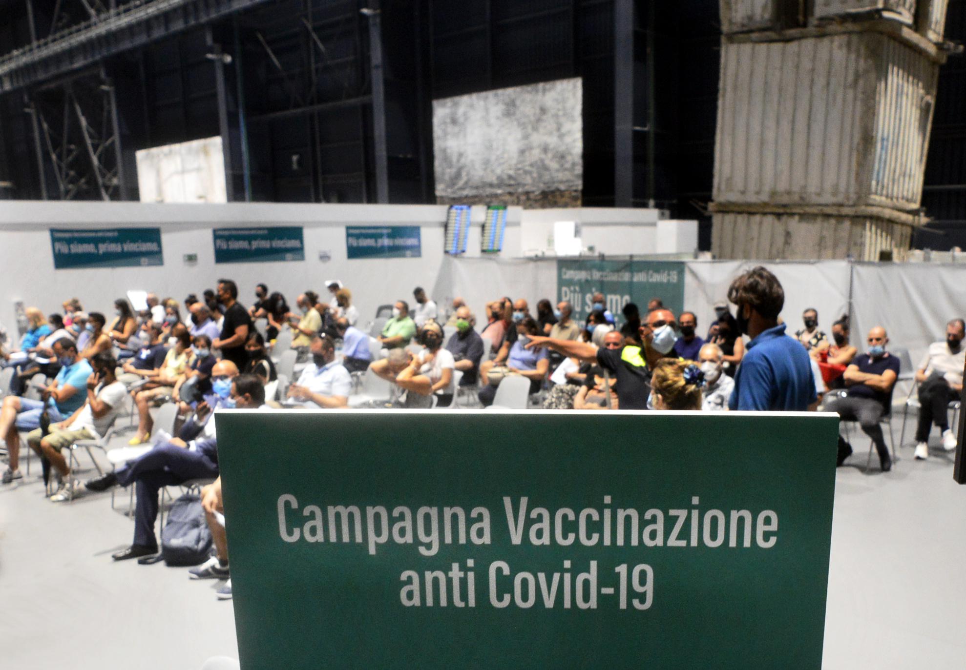 Vaccino covid con siringa senza ago: come funziona