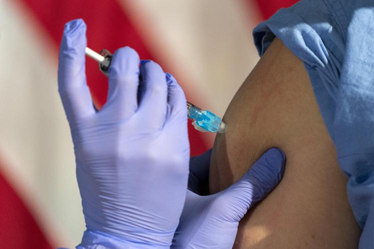 Vaccino covid, crollano ricoveri dopo prima dose: lo studio