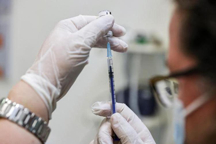 Vaccino covid e antinfluenzale, in arrivo primo 2 in 1