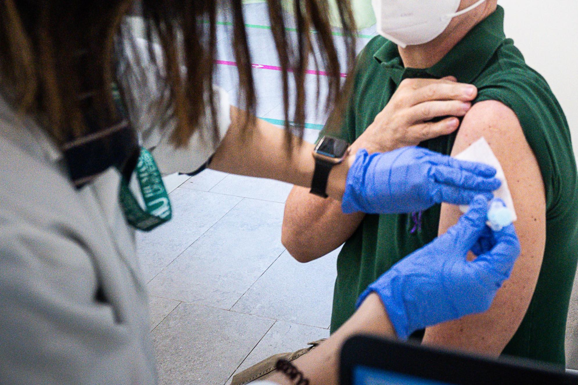 Vaccino covid e la bufala della calamita che si attacca al braccio