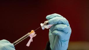 Vaccino covid, efficacia negativa e contagi vaccinati: la fake news
