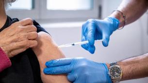 Vaccino Covid, Ema: "Quarta dose non esclusa per immunodepressi"