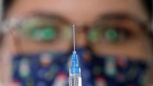 Vaccino Covid, Gimbe: cala efficacia terza dose e sale mortalità anziani