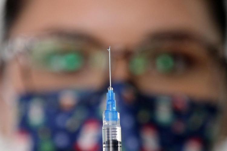 Vaccino Covid, Gimbe: cala efficacia terza dose e sale mortalità anziani