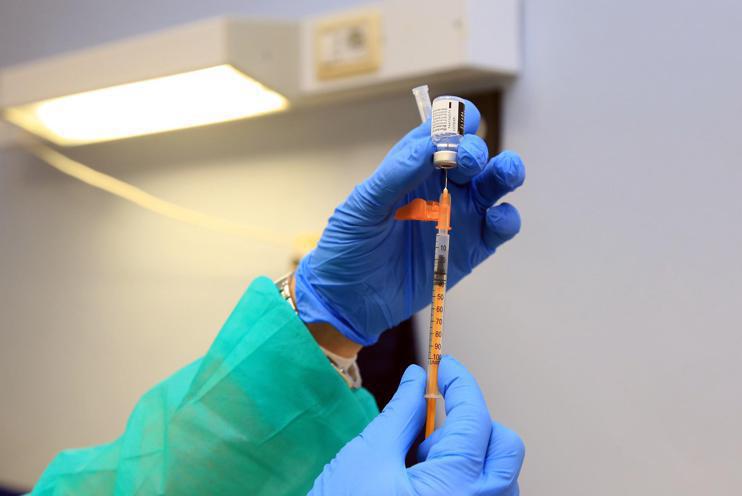 Vaccino covid, Iss: "Protegge tutti al 100% da malattia grave"