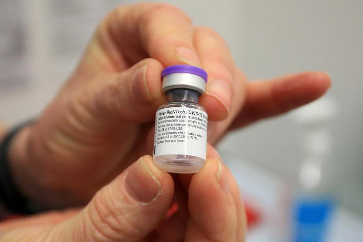 Vaccino covid Pfizer, "efficace al 94%": nuovo studio