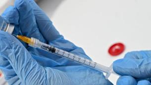 Vaccino Covid, quarta dose al via oggi: chi deve farla