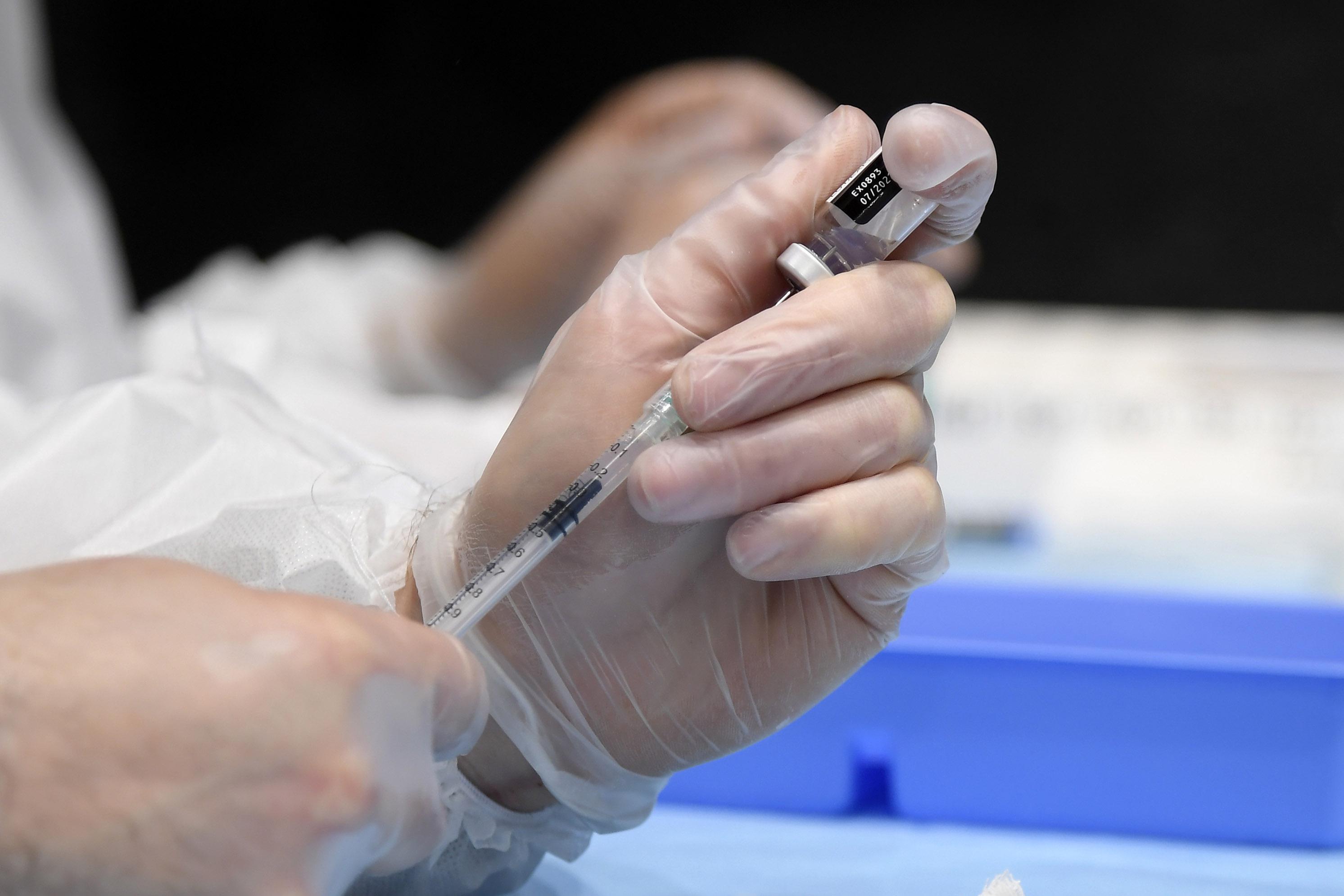 Vaccino Covid, Ricciardi: "Terza dose andrà fatta, serve produrre di più"